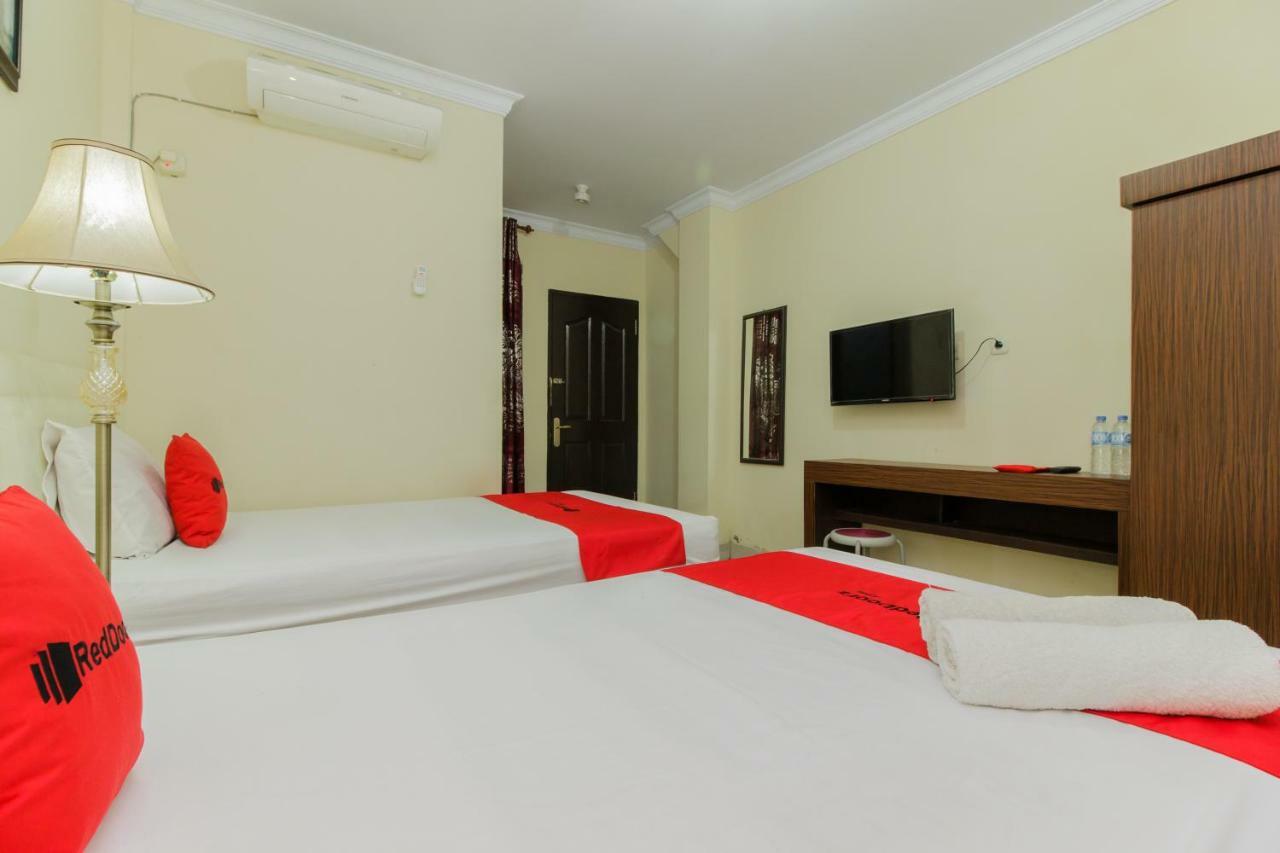 Hotel Reddoorz @ Malalayang 2 Manado Exterior foto